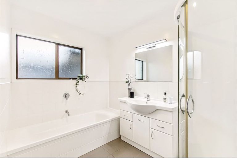 Photo of property in 1/12a Rossmore Terrace, Murrays Bay, Auckland, 0630