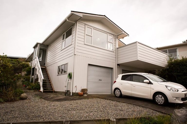 Photo of property in 15 Gloaming Hill, Titahi Bay, Porirua, 5022