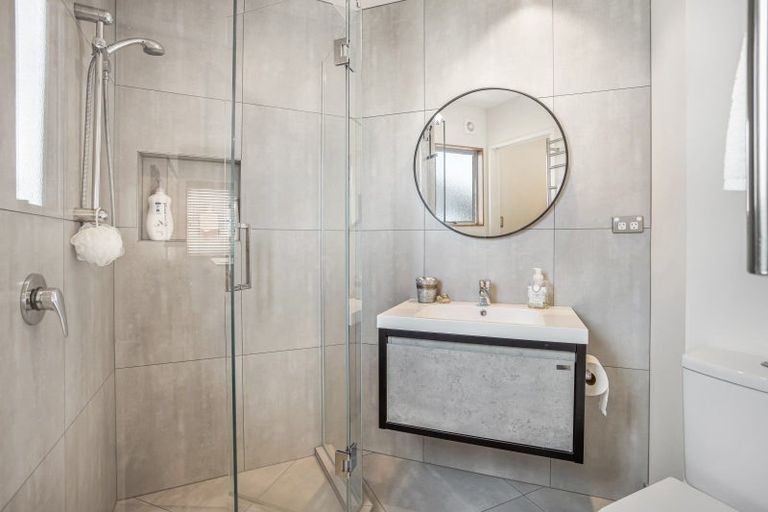 Photo of property in 78 Knights Road, Rothesay Bay, Auckland, 0630