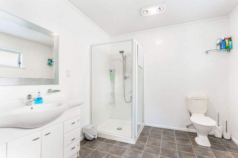 Photo of property in 15 Divich Avenue, Te Atatu South, Auckland, 0610