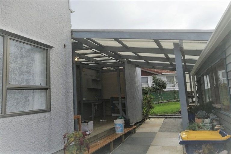 Photo of property in 1/1 Cheval Drive, Totara Vale, Auckland, 0629