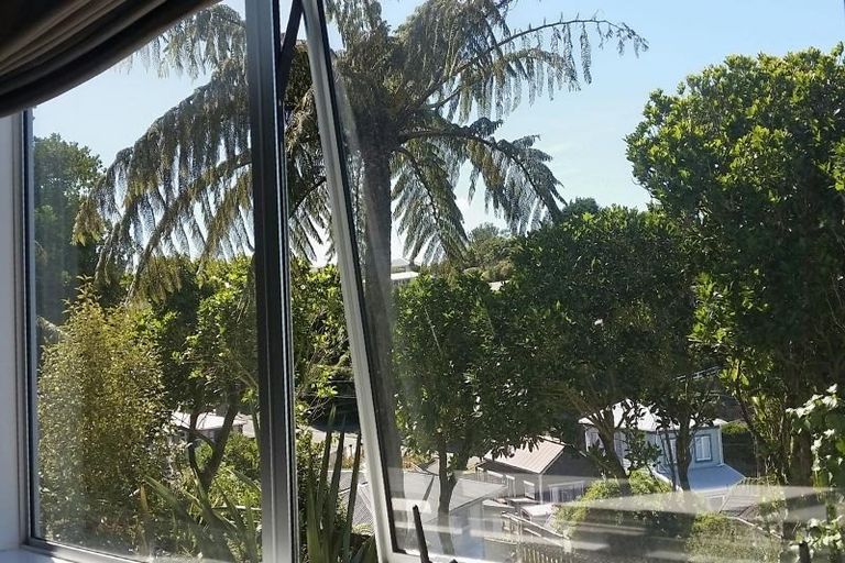 Photo of property in 21a Cotswold Crescent, Newlands, Wellington, 6037