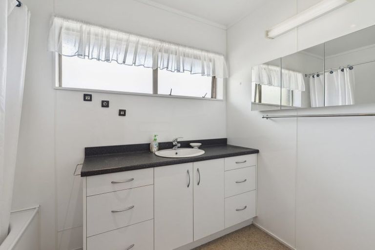 Photo of property in 4 Honey Place, Weymouth, Auckland, 2103