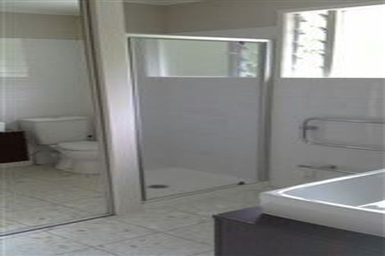 Photo of property in 2/39 St Peters Street, Northcote, Auckland, 0627