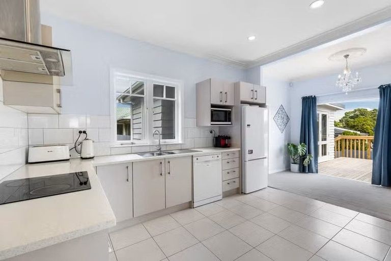 Photo of property in 11 Craigbank Avenue, New Lynn, Auckland, 0600