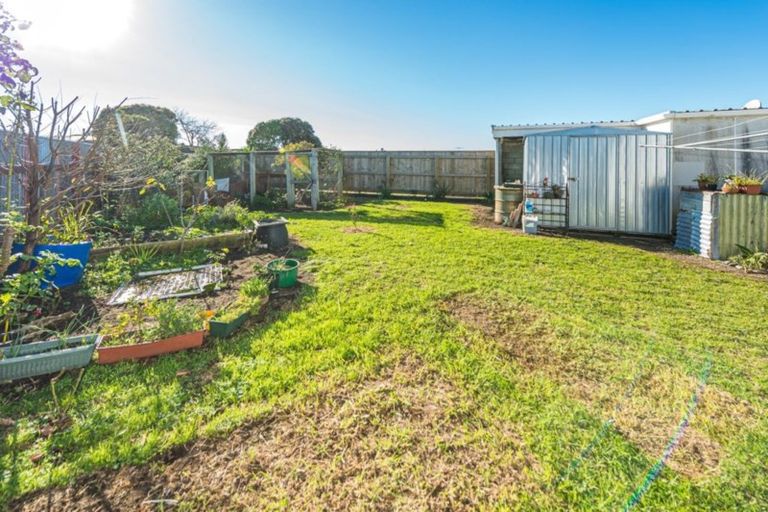 Photo of property in 21 Gibbons Crescent, Castlecliff, Whanganui, 4501