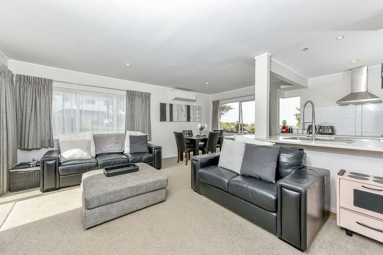 Photo of property in 4/26 Midgley Road, West Harbour, Auckland, 0618