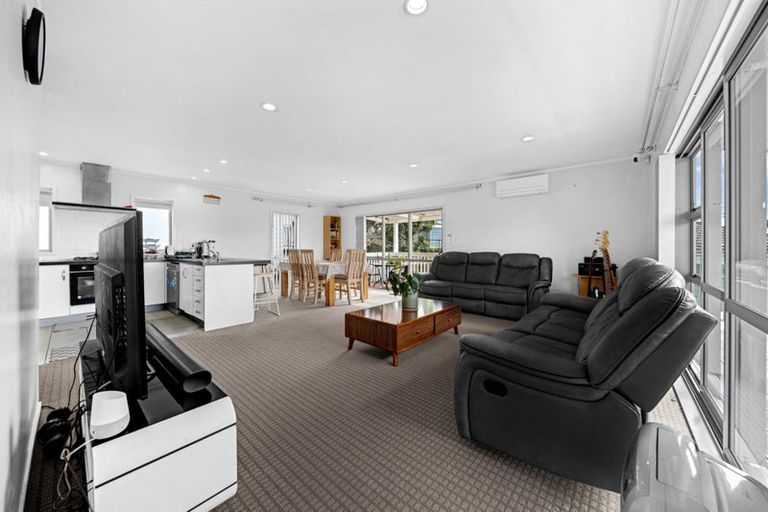 Photo of property in 2 Talmar Place, Massey, Auckland, 0614