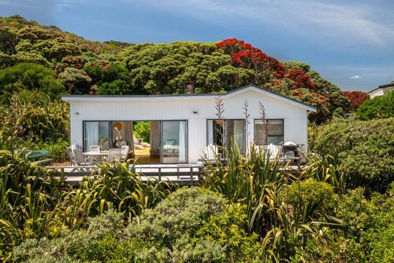 Photo of property in 20 Garden Road, Piha, 0772