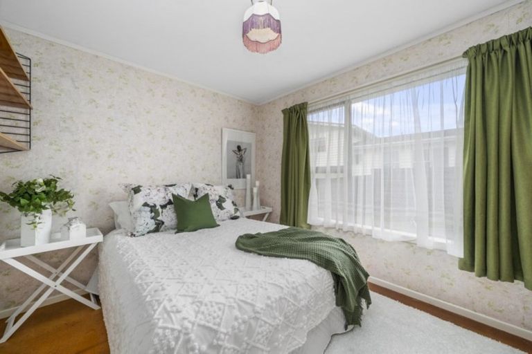 Photo of property in 102 Taylor Terrace, Tawa, Wellington, 5028