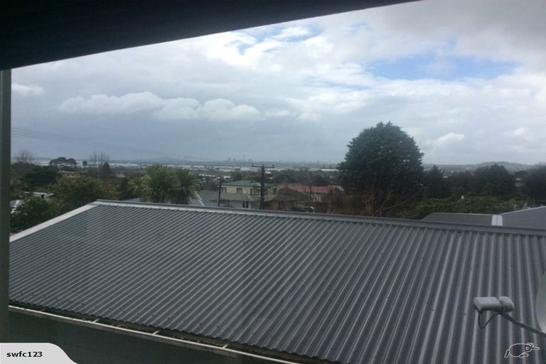 Photo of property in 5 Cron Avenue, Te Atatu South, Auckland, 0610