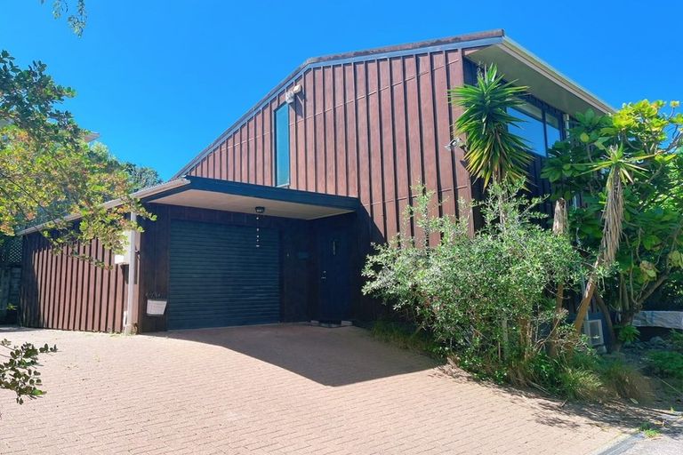 Photo of property in 2/881 East Coast Road, Northcross, Auckland, 0632