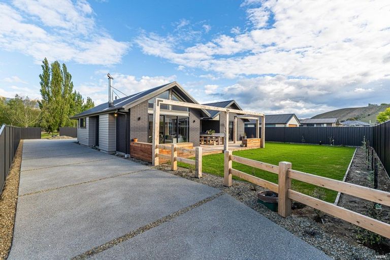 Photo of property in 48 Stratford Drive, Mount Pisa, Cromwell, 9383