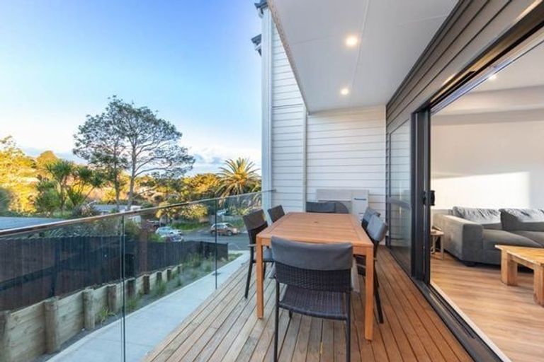 Photo of property in 2b Kororo Street, Northcote, Auckland, 0627