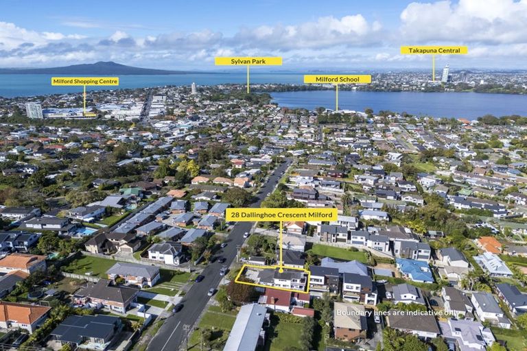 Photo of property in 28 Dallinghoe Crescent, Milford, Auckland, 0620