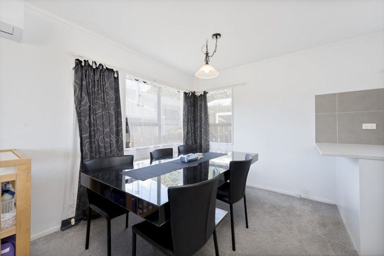 Photo of property in 4/92 Awaroa Road, Sunnyvale, Auckland, 0612