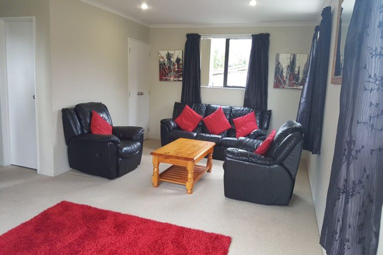 Photo of property in 32 Misty Valley Drive, Henderson, Auckland, 0612