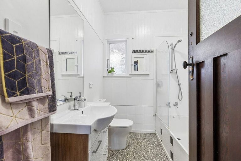 Photo of property in 94 Endeavour Street, Lyall Bay, Wellington, 6022