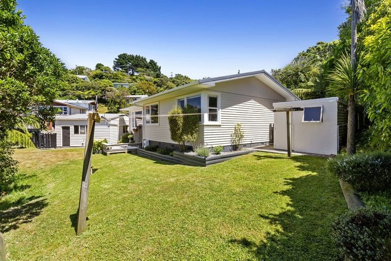 Photo of property in 28 Alwyn Place, Newlands, Wellington, 6037