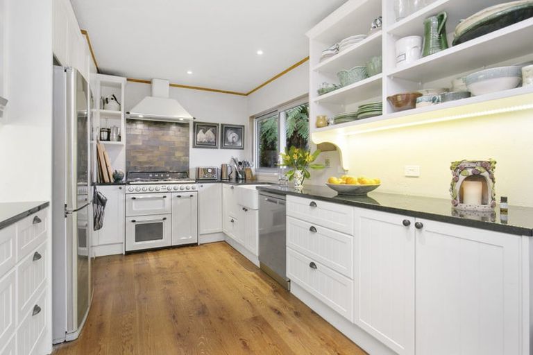 Photo of property in 13 Bush Road, Waiatarua, Auckland, 0604