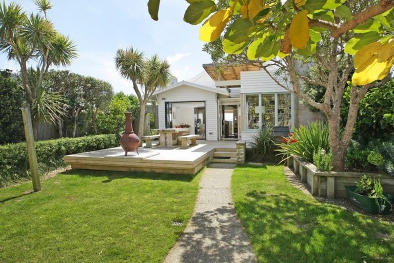 Photo of property in 9 Marine Parade, Seatoun, Wellington, 6022