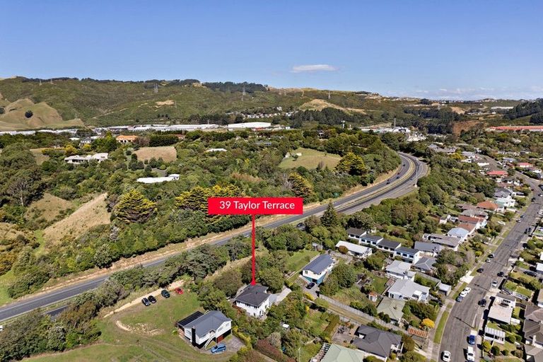 Photo of property in 39 Taylor Terrace, Tawa, Wellington, 5028