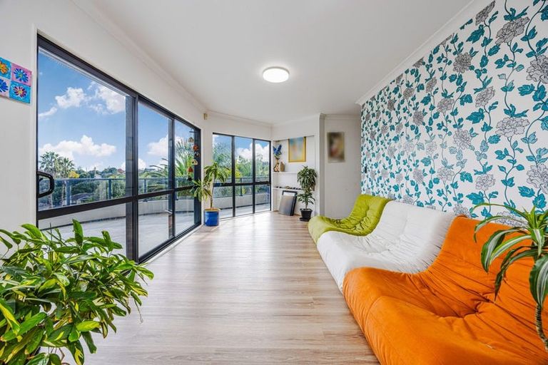 Photo of property in 40 Ewhurst Place, Goodwood Heights, Auckland, 2105