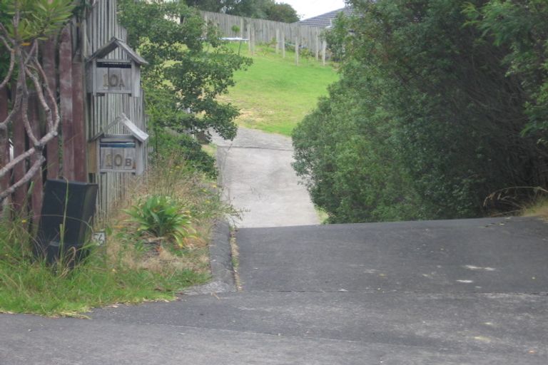 Photo of property in 2/10 Chedworth Drive, Glenfield, Auckland, 0629