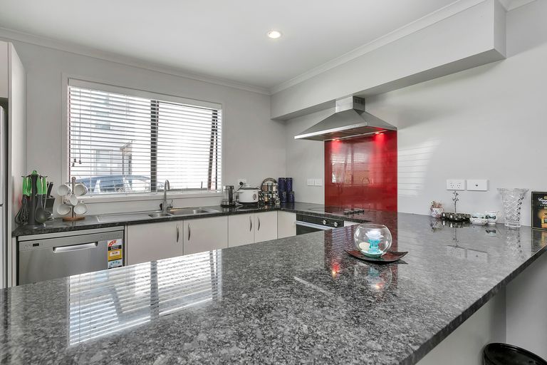 Photo of property in 12 Akeake Lane, Manurewa, Auckland, 2102