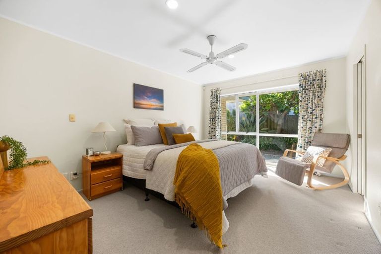 Photo of property in 2/12 Pat O'connor Place, Manurewa, Auckland, 2105