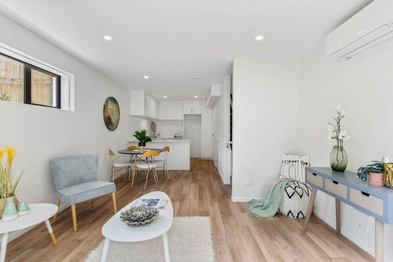 Photo of property in 40 Tokai Place, Glen Eden, 0602