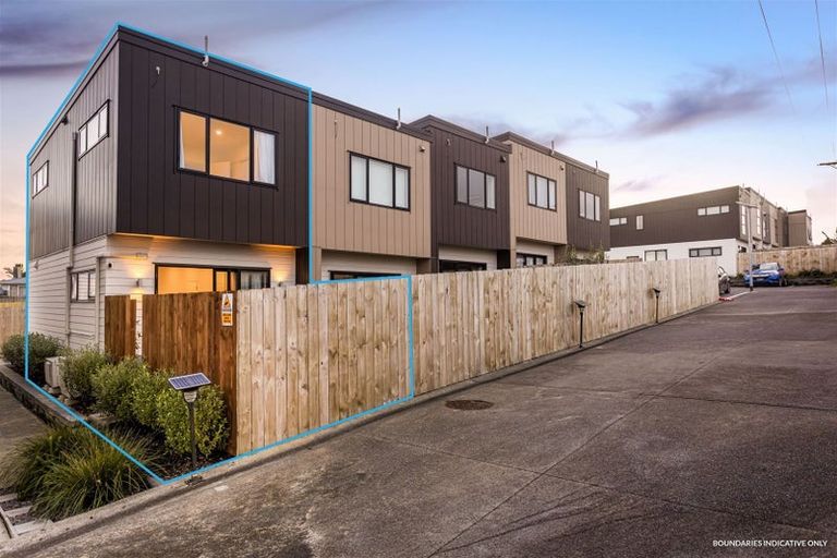 Photo of property in 4/6 Hepburn Road, Glendene, Auckland, 0602