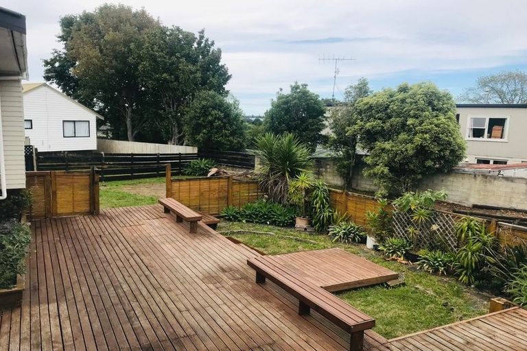 Photo of property in 37 Jaemont Avenue, Te Atatu South, Auckland, 0610