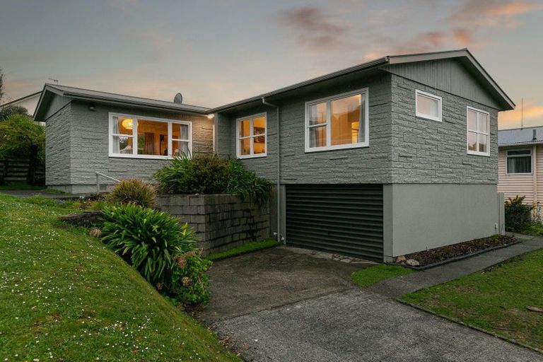 Photo of property in 16 Stewart Drive, Newlands, Wellington, 6037