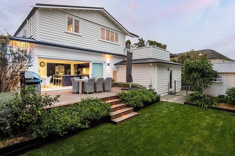 Photo of property in 13 Ocean View Road, Milford, Auckland, 0620