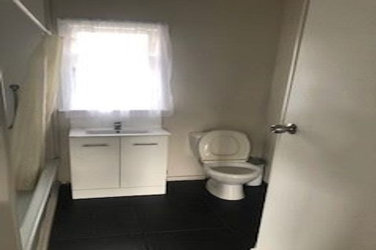 Photo of property in 112 Tirimoana Road, Te Atatu South, Auckland, 0602