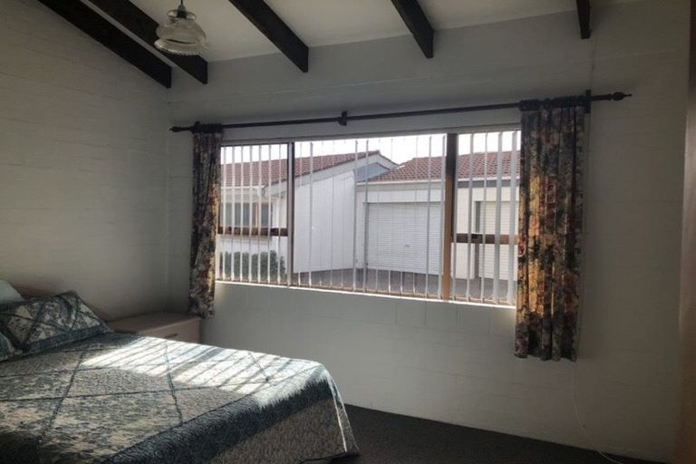 Photo of property in 2/64 Challen Close, Conifer Grove, Takanini, 2112