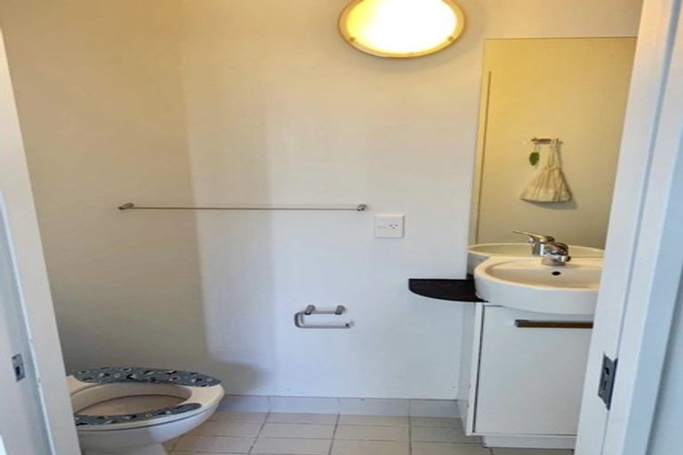 Photo of property in 100 Porritt Avenue, Chatswood, Auckland, 0626