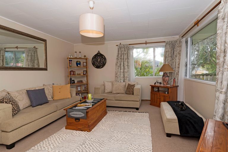 Photo of property in 14 Penfold Place, Henderson, Auckland, 0610