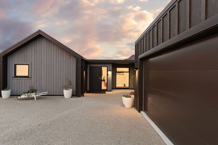 Photo of property in 2 Caithness Court, Jacks Point, Queenstown, 9371