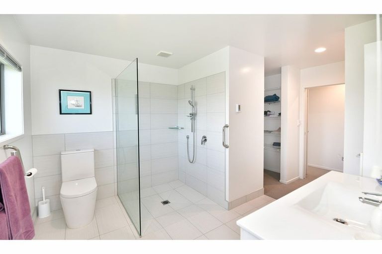 Photo of property in 8 Bayview Park Lane, Orewa, 0931