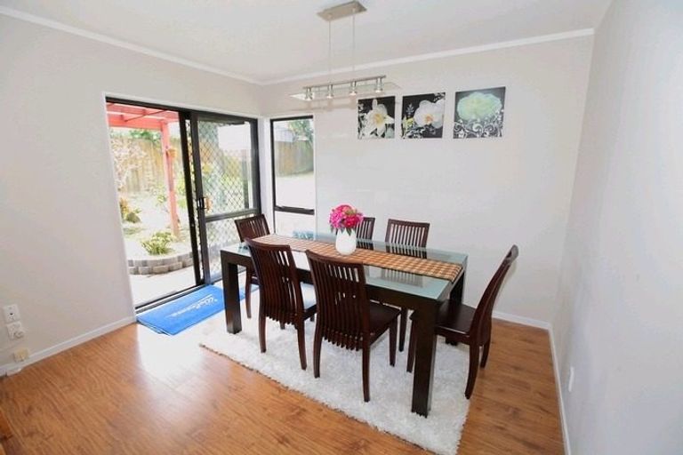 Photo of property in 18 Pinewood Grove, Botany Downs, Auckland, 2010