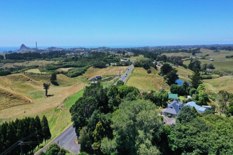 Photo of property in 529 South Road, Omata, New Plymouth, 4374