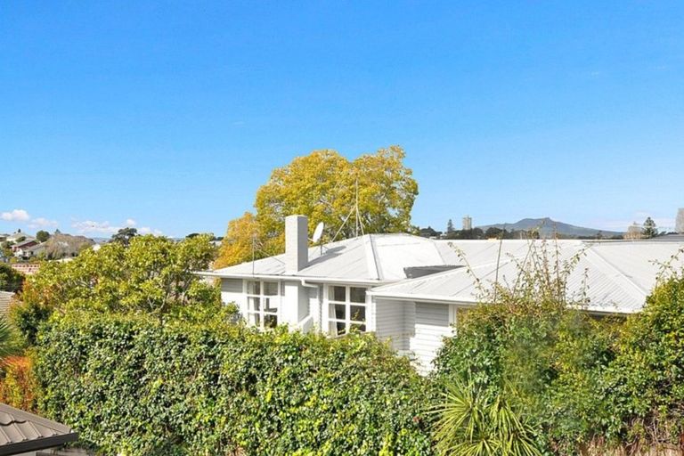 Photo of property in 1 Mackwell Road, Fairview Heights, Auckland, 0632