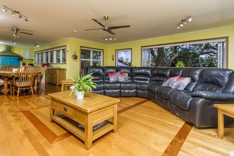 Photo of property in 24 Howard Road, Northcote, Auckland, 0627