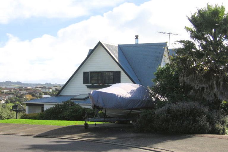 Photo of property in 25 Halldene Terrace, Red Beach, 0932