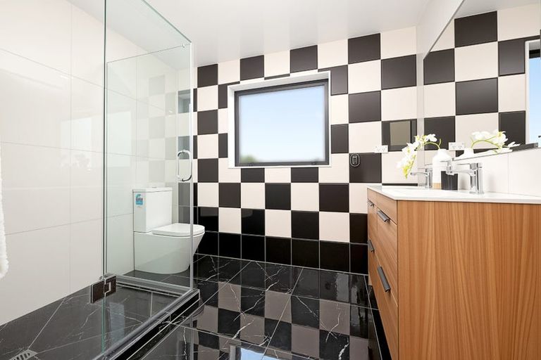 Photo of property in 32 Mcwhirters Farm Lane, Massey, Auckland, 0614