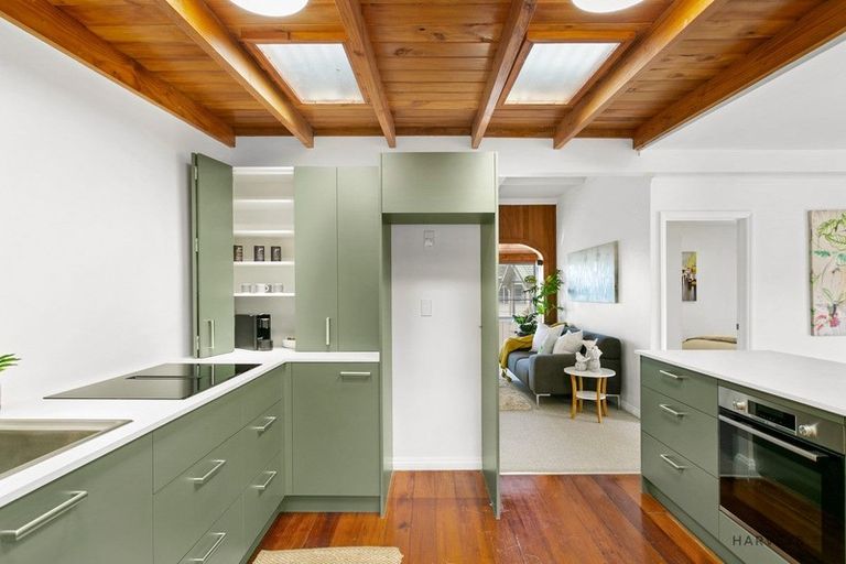 Photo of property in 16 Harrybrook Road, Green Bay, Auckland, 0604