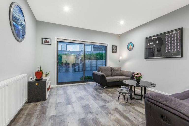 Photo of property in 55 Queen Charlotte Drive, Aotea, Porirua, 5024