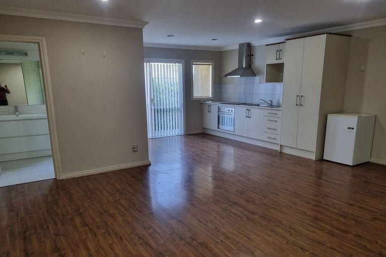 Photo of property in 7 Harrowglen Drive, Northcross, Auckland, 0632